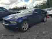 2010 Ford Mustang V6 с VIN 1ZVBP8ANXA5165441, выставлен на аукционе Copart как лот 81869415 с пробегом 124 323 миль миль и Списание • Salvage title. История ставок и продаж доступна на DreamBid. Изображение 1.