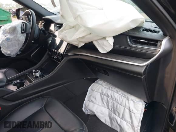 2024 Jeep Grand Cherokee z VIN 1C4RJYB61R8511820, wystawiony jako IAAI lot #42841100 z przebiegiem 17 626 mil mil oraz . Historia ofert i sprzedaży dostępna na DreamBid. Obrazek 5.