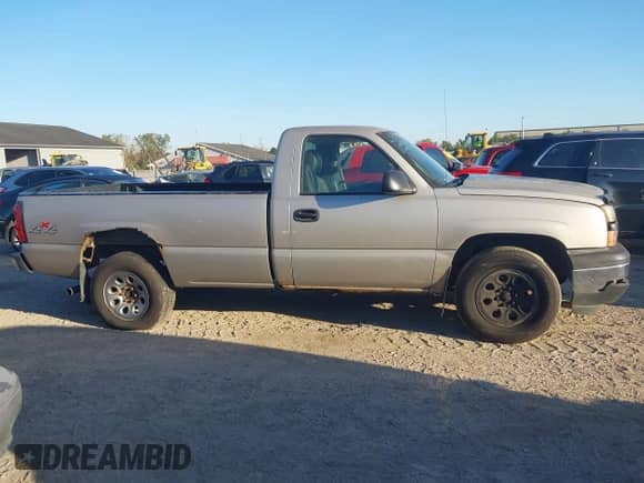 2007 Chevrolet Silverado 1500 Work Truck z VIN 3GCEK14X57G243158, wystawiony jako IAAI lot #43358161 z przebiegiem 143 768 mil mil oraz . Historia ofert i sprzedaży dostępna na DreamBid. Obrazek 13.