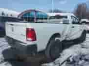 2017 Ram 1500 Tradesman z VIN 3C6JR7DG8HG564911, wystawiony jako Copart lot #82882074 z przebiegiem 112 066 mil mil oraz Szkoda całkowita • Salvage title. Historia ofert i sprzedaży dostępna na DreamBid. Obrazek 3.