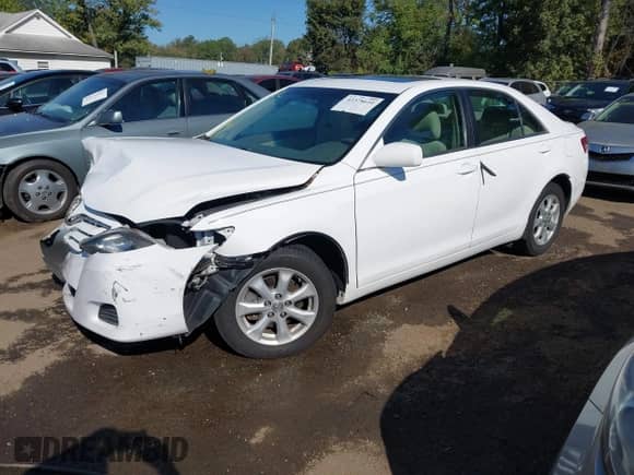 2011 Toyota Camry LE z VIN 4T1BF3EK6BU657606, wystawiony jako IAAI lot #43378610 z przebiegiem Nie podano mil oraz . Historia ofert i sprzedaży dostępna na DreamBid. Obrazek 2.