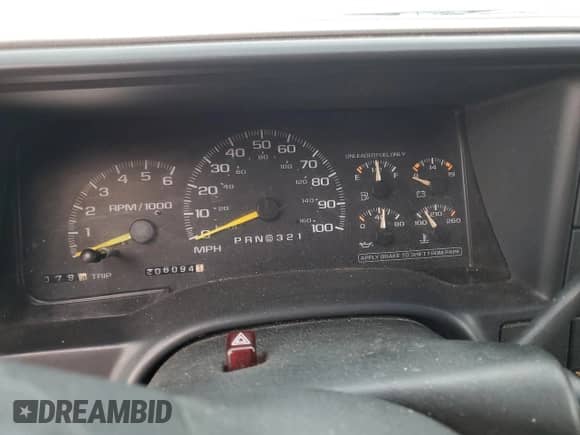 1998 GMC Sierra 1500 z VIN 1GTEC14W0WZ526005, wystawiony jako Copart lot #86539824 z przebiegiem 206 094 mil mil oraz Czysty tytuł • Clean title. Historia ofert i sprzedaży dostępna na DreamBid. Obrazek 9.