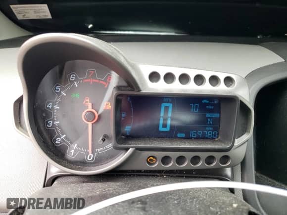 2013 Chevrolet Sonic LS с VIN 1G1JB6SH3D4213150, выставлен на аукционе Copart как лот 60751215 с пробегом 169 780 миль миль и Чистый • Clean title. История ставок и продаж доступна на DreamBid. Изображение 9.