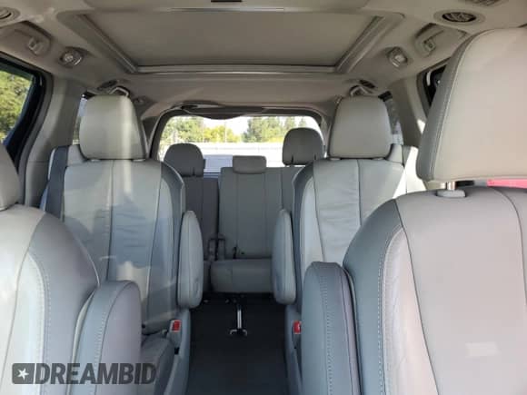 2013 Toyota Sienna XLE AAS z VIN 5TDYK3DCXDS382186, wystawiony jako Copart lot #81918395 z przebiegiem 169 316 mil mil oraz Szkoda całkowita • Salvage title. Historia ofert i sprzedaży dostępna na DreamBid. Obrazek 10.