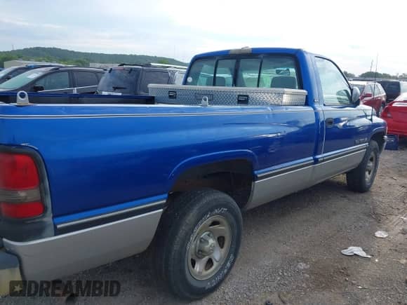 1994 Dodge 1500 z VIN 1B7HC16YXRS728570, wystawiony jako IAAI lot #42637315 z przebiegiem 104 904 mil mil oraz . Historia ofert i sprzedaży dostępna na DreamBid. Obrazek 6.