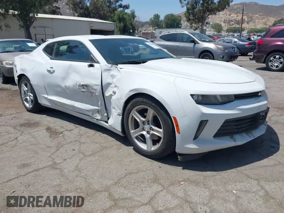 2018 Chevrolet Camaro 1LS z VIN 1G1FA1RX1J0183352, wystawiony jako IAAI lot #42500318 z przebiegiem 105 151 mil mil oraz . Historia ofert i sprzedaży dostępna na DreamBid. Obrazek 1.