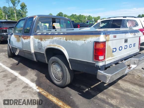 1990 Dodge Dakota z VIN 1B7FL23X0LS641390, wystawiony jako IAAI lot #42826429 z przebiegiem 186 919 mil mil oraz . Historia ofert i sprzedaży dostępna na DreamBid. Obrazek 3.