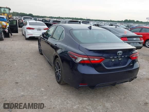 2021 Toyota Camry SE z VIN 4T1G11AK3MU535111, wystawiony jako IAAI lot #42442770 z przebiegiem 97 399 mil mil oraz . Historia ofert i sprzedaży dostępna na DreamBid. Obrazek 3.