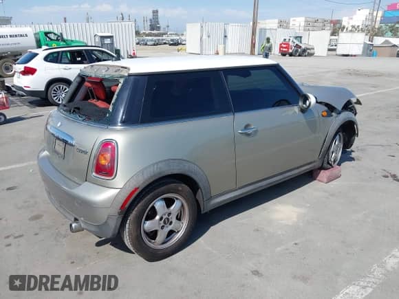 2007 MINI Hardtop with VIN WMWMF33537TT55761, listed as a IAAI auction lot 43072021 with 190,545 mi miles and . Bid and sale history available at DreamBid. Image 4.