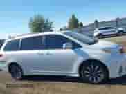 2019 Toyota Sienna Limited Premium z VIN 5TDDZ3DC9KS225532, wystawiony jako IAAI lot #43422558 z przebiegiem 117 889 mil mil oraz . Historia ofert i sprzedaży dostępna na DreamBid. Obrazek 13.