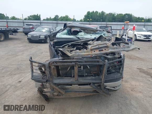 2005 Chevrolet Silverado 1500 LS z VIN 2GCEC13T351179171, wystawiony jako IAAI lot #42274016 z przebiegiem Nie podano mil oraz . Historia ofert i sprzedaży dostępna na DreamBid. Obrazek 6.