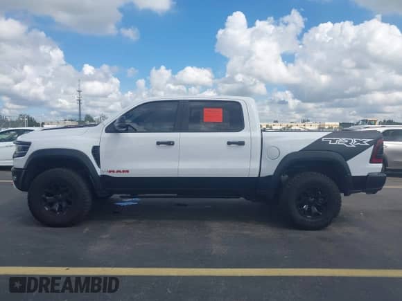 2023 Ram 1500 TRX z VIN 1C6SRFU95PN572888, wystawiony jako IAAI lot #43319141 z przebiegiem 17 078 mil mil oraz . Historia ofert i sprzedaży dostępna na DreamBid. Obrazek 14.