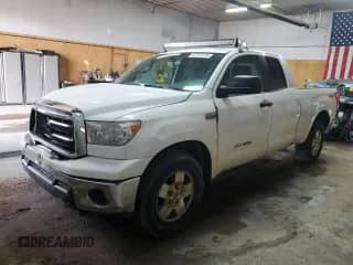 2013 Toyota Tundra с VIN 5TFUY5F15DX318507, выставлен на аукционе Copart как лот 87257375 с пробегом 176 916 миль миль и Чистый • Clean title. История ставок и продаж доступна на DreamBid. Изображение 1.