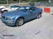 2005 Ford Mustang GT Deluxe z VIN 1ZVFT82H555223046, wystawiony jako IAAI lot #43130653 z przebiegiem 39 319 mil mil oraz . Historia ofert i sprzedaży dostępna na DreamBid. Obrazek 2.