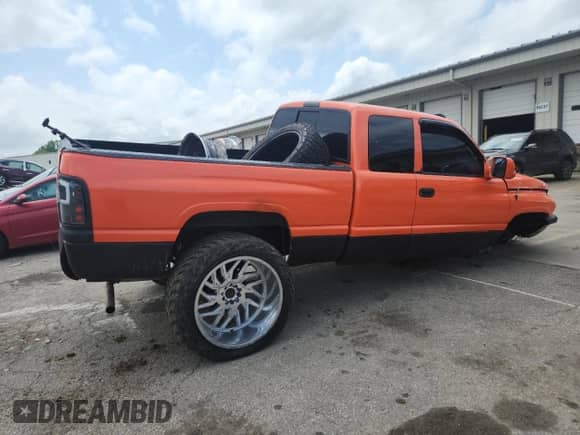 1998 Dodge 1500 z VIN 3B7HF12ZXWG126003, wystawiony jako Copart lot #61620115 z przebiegiem 210 781 mil mil oraz Szkoda całkowita • Salvage title. Historia ofert i sprzedaży dostępna na DreamBid. Obrazek 3.