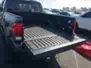 2018 Toyota Tacoma SR5 с VIN 3TMAZ5CN9JM077463, выставлен на аукционе IAAI как лот 41688459 с пробегом 69 886 миль миль и . История ставок и продаж доступна на DreamBid. Изображение 18.