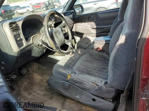 1999 Chevrolet Blazer LS z VIN 1GNCS13W9X2199990, wystawiony jako Copart lot #42741095 z przebiegiem 277 329 mil mil oraz Szkoda całkowita • Salvage title. Historia ofert i sprzedaży dostępna na DreamBid. Obrazek 7.