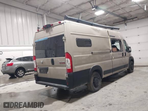 2022 Ram ProMaster Cargo z VIN 3C6MRVJG8NE117900, wystawiony jako IAAI lot #42153349 z przebiegiem 48 347 mil mil oraz . Historia ofert i sprzedaży dostępna na DreamBid. Obrazek 4.