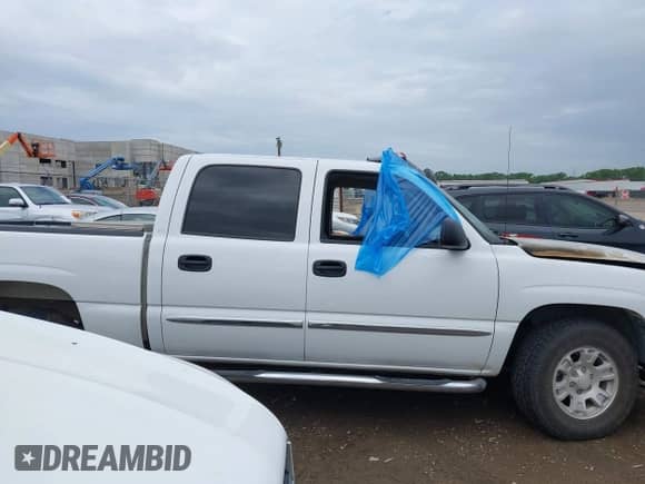 2005 GMC Sierra 1500 SLE with VIN 2GTEK13T151337526, listed as a IAAI auction lot 42642188 with Not provided miles and . Bid and sale history available at DreamBid. Image 5.