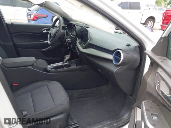 2024 Chevrolet Trax LS z VIN KL77LFE28RC070874, wystawiony jako IAAI lot #42759512 z przebiegiem 31 288 mil mil oraz . Historia ofert i sprzedaży dostępna na DreamBid. Obrazek 5.