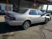1996 Toyota Camry DX z VIN 4T1BG12K7TU722065, wystawiony jako Copart lot #80403275 z przebiegiem 121 284 mil mil oraz Szkoda całkowita • Salvage title. Historia ofert i sprzedaży dostępna na DreamBid. Obrazek 3.