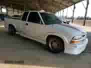 2001 Chevrolet S-10 LS Xtreme z VIN 1GCCS19W518120657, wystawiony jako Copart lot #70318315 z przebiegiem 85 609 mil mil oraz Szkoda całkowita • Salvage title. Historia ofert i sprzedaży dostępna na DreamBid. Obrazek 4.
