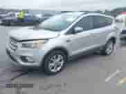 2018 Ford Escape SE z VIN 1FMCU9GD9JUA46690, wystawiony jako IAAI lot #43007710 z przebiegiem 57 542 mil mil oraz . Historia ofert i sprzedaży dostępna na DreamBid. Obrazek 2.