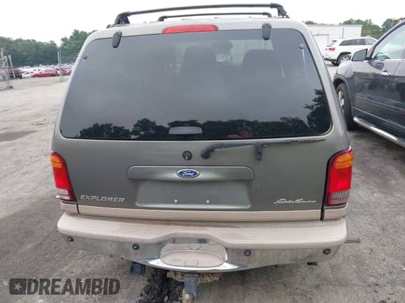 1999 Ford Explorer XLT с VIN 1FMDU35P5XZB58879, выставлен на аукционе IAAI как лот 42526987 с пробегом 275 140 миль миль и . История ставок и продаж доступна на DreamBid. Изображение 16.