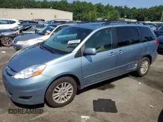 2008 Toyota Sienna XLE z VIN 5TDBK22C58S017343, wystawiony jako Copart lot #63578055 z przebiegiem 173 803 mil mil oraz Szkoda całkowita • Salvage title. Historia ofert i sprzedaży dostępna na DreamBid. Obrazek 1.