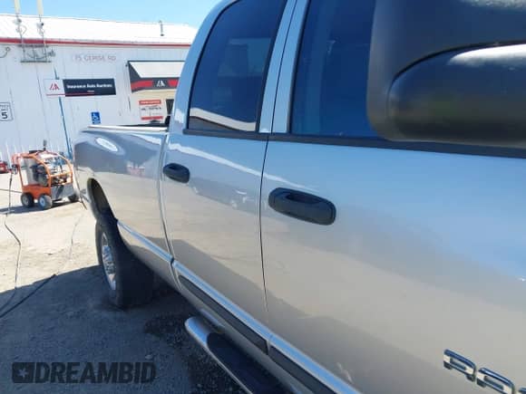 2006 Dodge 2500 ST z VIN 1D7KS28C26J223534, wystawiony jako IAAI lot #42642338 z przebiegiem 137 742 mil mil oraz . Historia ofert i sprzedaży dostępna na DreamBid. Obrazek 18.