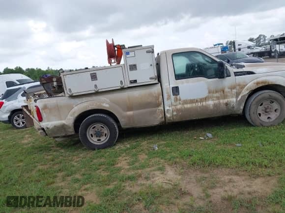 2011 Ford F-250 XL z VIN 1FTBF2A63BEB21696, wystawiony jako IAAI lot #42118911 z przebiegiem 212 721 mil mil oraz . Historia ofert i sprzedaży dostępna na DreamBid. Obrazek 4.