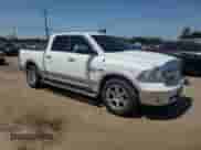 2015 Ram 1500 Laramie z VIN 1C6RR6NT1FS676917, wystawiony jako Copart lot #56762555 z przebiegiem 89 086 mil mil oraz Szkoda całkowita • Salvage title. Historia ofert i sprzedaży dostępna na DreamBid. Obrazek 4.