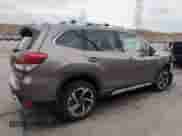 2023 Subaru Forester Touring z VIN JF2SKARCXPH506129, wystawiony jako Copart lot #51441205 z przebiegiem 17 291 mil mil oraz Szkoda całkowita • Salvage title. Historia ofert i sprzedaży dostępna na DreamBid. Obrazek 3.