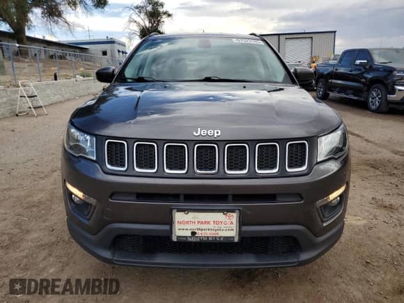 2019 Jeep Compass Latitude z VIN 3C4NJCBB1KT658449, wystawiony jako Copart lot #67523185 z przebiegiem 97 457 mil mil oraz Czysty tytuł • Clean title. Historia ofert i sprzedaży dostępna na DreamBid. Obrazek 5.