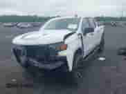 2022 Chevrolet Silverado 1500 Custom Trail Boss z VIN 3GCPYCEL6NG108492, wystawiony jako IAAI lot #42362191 z przebiegiem 46 701 mil mil oraz . Historia ofert i sprzedaży dostępna na DreamBid. Obrazek 2.