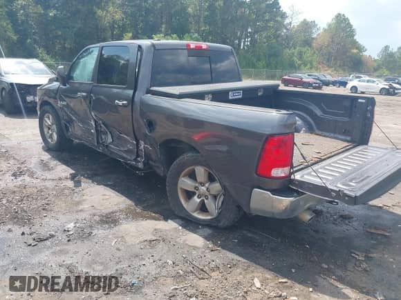 2015 Ram 1500 Lone Star z VIN 1C6RR7LM7FS603990, wystawiony jako IAAI lot #43231463 z przebiegiem 200 337 mil mil oraz . Historia ofert i sprzedaży dostępna na DreamBid. Obrazek 3.