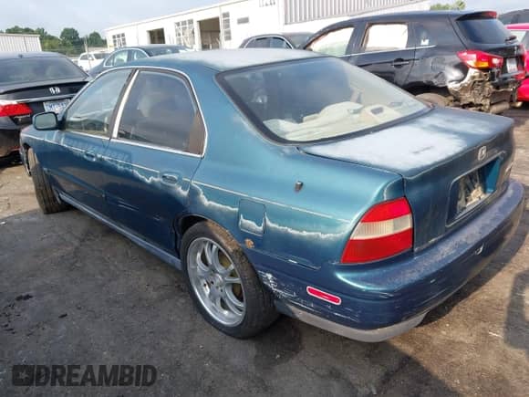 1994 Honda Accord LX z VIN 1HGCD5631RA068896, wystawiony jako IAAI lot #42552798 z przebiegiem 283 022 mil mil oraz . Historia ofert i sprzedaży dostępna na DreamBid. Obrazek 3.