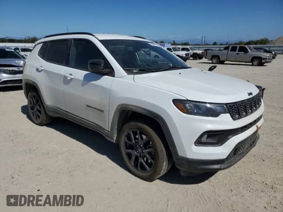 2025 Jeep Compass Latitude z VIN 3C4NJDBNXST531473, wystawiony jako Copart lot #65086725 z przebiegiem 6 359 mil mil oraz Szkoda całkowita • Salvage title. Historia ofert i sprzedaży dostępna na DreamBid. Obrazek 4.