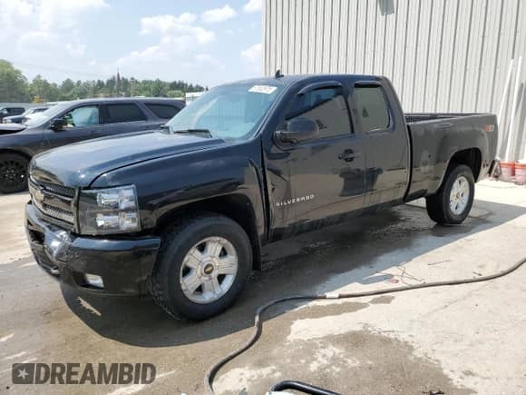 2011 Chevrolet Silverado 1500 LTZ z VIN 1GCRKTE32BZ298488, wystawiony jako Copart lot #67552975 z przebiegiem 181 146 mil mil oraz Czysty tytuł • Clean title. Historia ofert i sprzedaży dostępna na DreamBid. Obrazek 1.