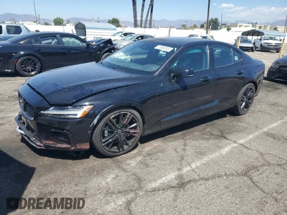 2024 Volvo S60 Plus Black Edition z VIN 7JRL12TH1RG305875, wystawiony jako Copart lot #71060245 z przebiegiem 26 570 mil mil oraz Szkoda całkowita • Salvage title. Historia ofert i sprzedaży dostępna na DreamBid. Obrazek 1.