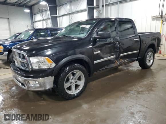 2010 Dodge 1500 SLT z VIN 1D7RV1CT2AS262361, wystawiony jako Copart lot #56317015 z przebiegiem 196 982 mil mil oraz Szkoda całkowita • Salvage title. Historia ofert i sprzedaży dostępna na DreamBid. Obrazek 1.