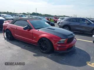 2006 Ford Mustang GT Deluxe z VIN 1ZVFT85H665257154, wystawiony jako IAAI lot #43164896 z przebiegiem 136 243 mil mil oraz . Historia ofert i sprzedaży dostępna na DreamBid. Obrazek 1.