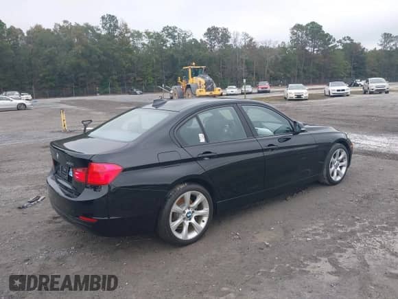 2013 BMW 3 Series 320i xDrive z VIN WBA3C3C5XDF978535, wystawiony jako IAAI lot #43579123 z przebiegiem 309 255 mil mil oraz . Historia ofert i sprzedaży dostępna na DreamBid. Obrazek 4.