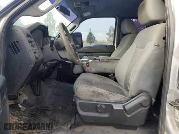 2013 Ford F-250 XL z VIN 1FT7X2A66DEB77282, wystawiony jako Copart lot #84869404 z przebiegiem 283 377 mil mil oraz Czysty tytuł • Clean title. Historia ofert i sprzedaży dostępna na DreamBid. Obrazek 7.