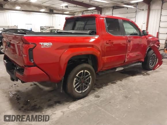 2024 Toyota Tacoma SR5 z VIN 3TYLB5JNXRT023878, wystawiony jako IAAI lot #43246001 z przebiegiem 9 321 mil mil oraz . Historia ofert i sprzedaży dostępna na DreamBid. Obrazek 4.