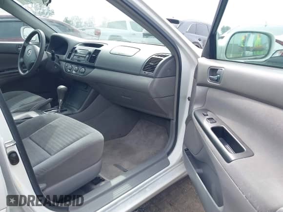 2005 Toyota Camry LE z VIN 4T1BE30K25U560496, wystawiony jako IAAI lot #43077361 z przebiegiem 371 635 mil mil oraz . Historia ofert i sprzedaży dostępna na DreamBid. Obrazek 5.