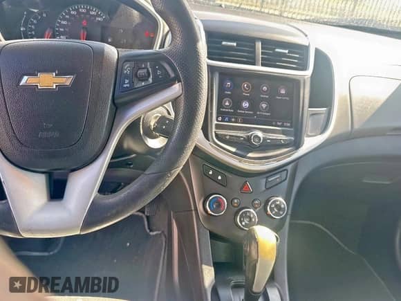 2018 Chevrolet Sonic LT z VIN 1G1JG6SH9J4110845, wystawiony jako Copart lot #82162555 z przebiegiem 137 730 mil mil oraz Czysty tytuł • Clean title. Historia ofert i sprzedaży dostępna na DreamBid. Obrazek 9.