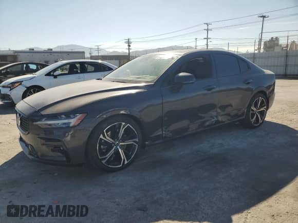 2024 Volvo S60 Plus Dark Theme z VIN 7JRL12FL0RG312462, wystawiony jako Copart lot #64261165 z przebiegiem 18 253 mil mil oraz Szkoda całkowita • Salvage title. Historia ofert i sprzedaży dostępna na DreamBid. Obrazek 1.