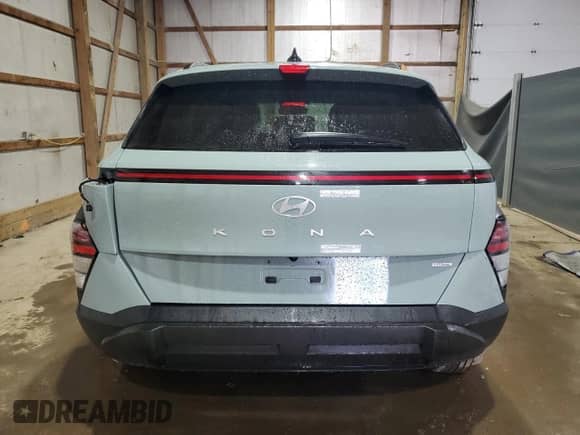 2024 Hyundai Kona SEL z VIN KM8HCCAB2RU075277, wystawiony jako Copart lot #86832495 z przebiegiem 51 605 mil mil oraz Czysty tytuł • Clean title. Historia ofert i sprzedaży dostępna na DreamBid. Obrazek 6.