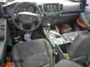 2023 Nissan Frontier Pro-4X z VIN 1N6ED1EK0PN617872, wystawiony jako Copart lot #57125435 z przebiegiem 97 981 mil mil oraz Szkoda całkowita • Salvage title. Historia ofert i sprzedaży dostępna na DreamBid. Obrazek 8.